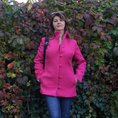 Steppelt kabát pinkben